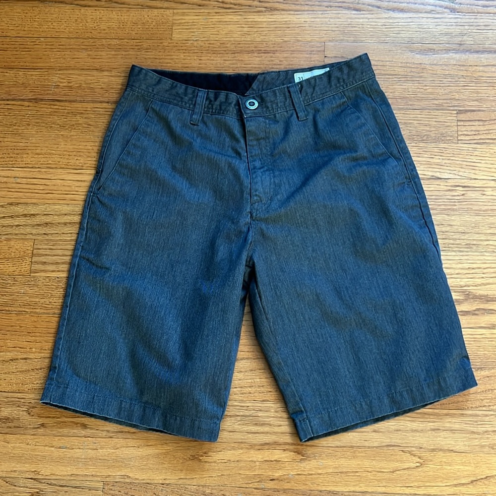 Volcom size 31 waist gray men’s shorts w/2 front & 2 back pockets